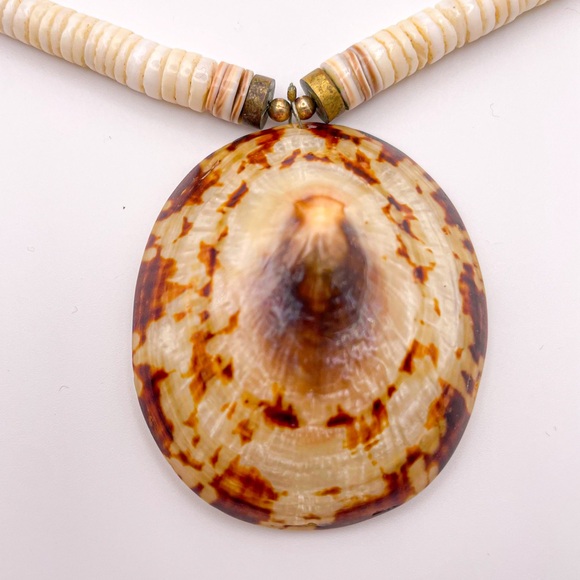 Vintage Limpet Pendant Necklace with Shell Heishi Beads and Barrel Closure - Picture 2 of 8